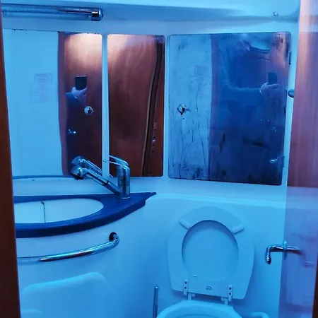 12 Meter Sailing Yacht 船上ホテル *